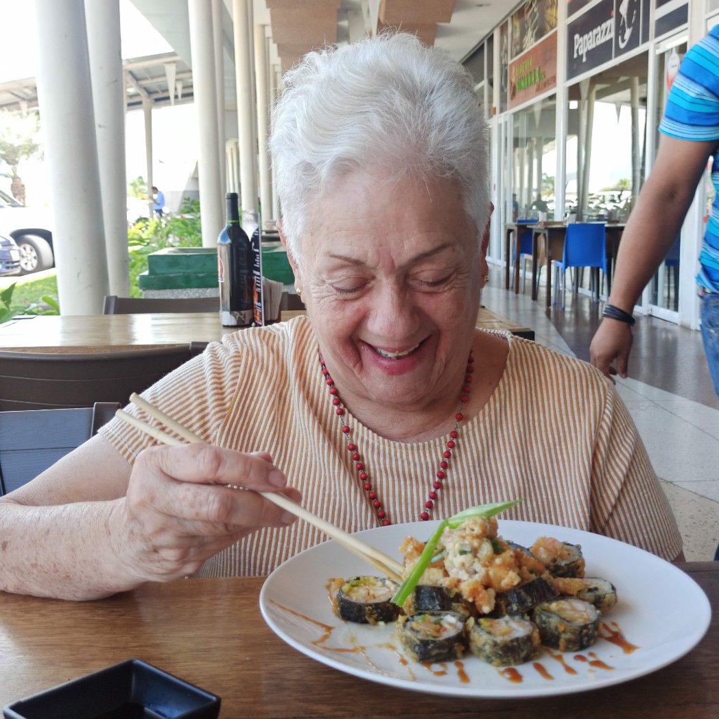 NOmasCNE's tweet photo. - Ay viejo yo como que voy a preparar una pasta con leche, porque estoy desganada y es que no me provoca comer nada...

- ay, mi gorda, y yo que te iba a invitar a comer sushi!

15 minutos después... https://t.co/wjg9hQaKIg