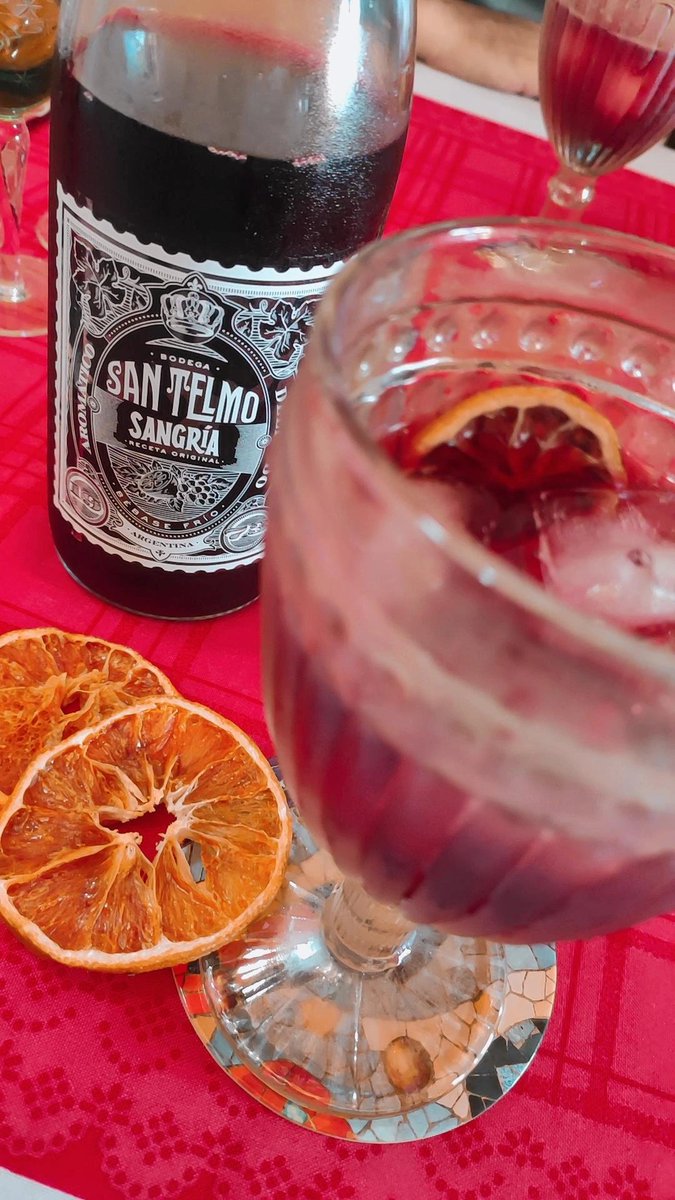 valenluciana's tweet photo. #LaHoraDelVermu 🍹
#MiRecomendacion
Bodega San Telmo lanzó en botella esta bebida refrescante y aromática hecha en base a vino, con esencias naturales de naranja, pomelo, jengibre y melaza, que recupera una receta de 1973. https://t.co/sSX4Ymy4Vc