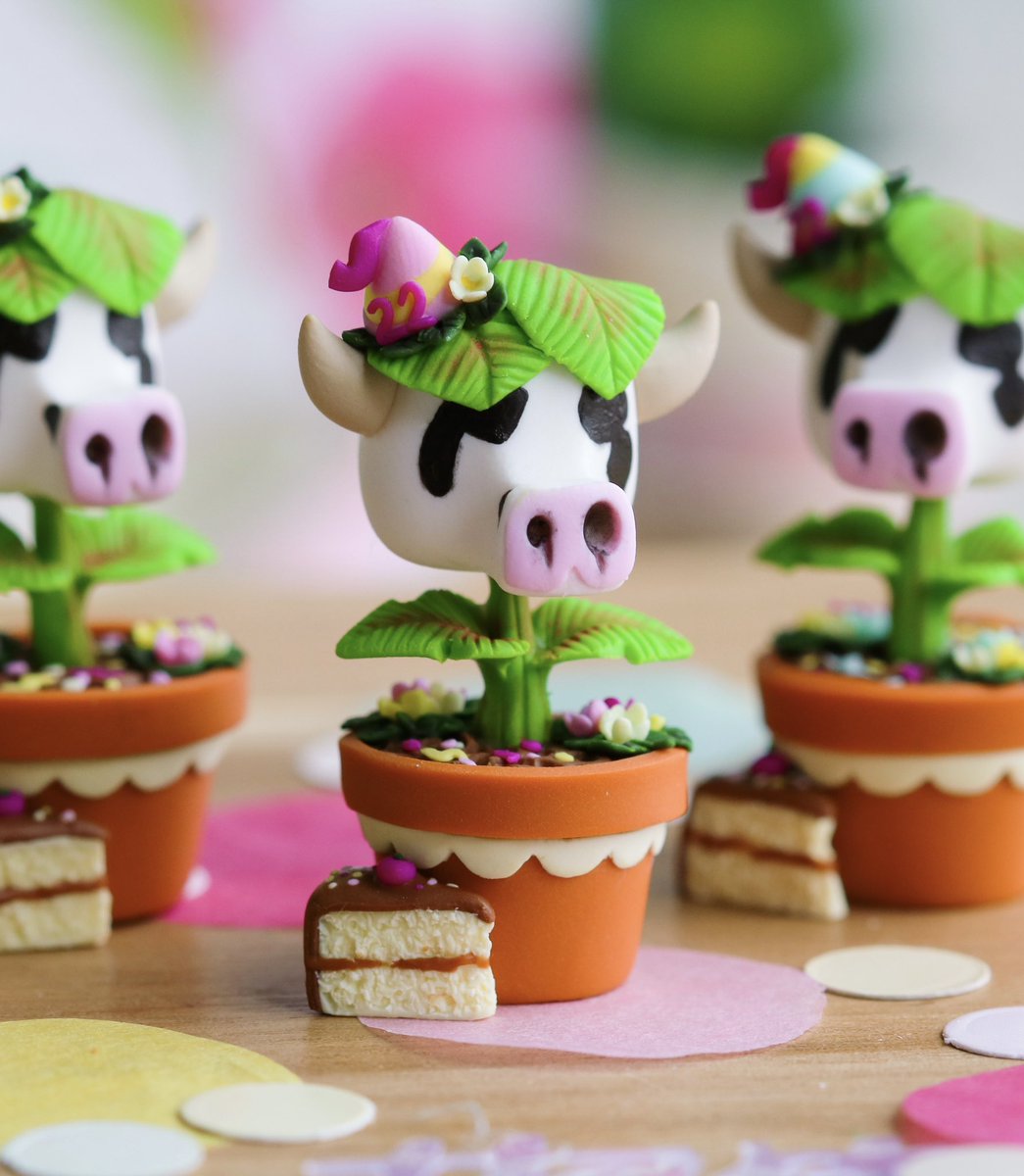 CottoneeSocks's tweet photo. Did someone say BIRTHDAY?! So happy to help @TheSims celebrate their 22nd this weekend!! 💚✨

The party keeps going with a worldwide GIVEAWAY of 5 special edition mini cowplants 🪴🥳 and 22 game codes!! 🎉

👉 https://t.co/SdKo8u2jJ8 | #AD #SponsoredByEA https://t.co/zPad4HPIlJ