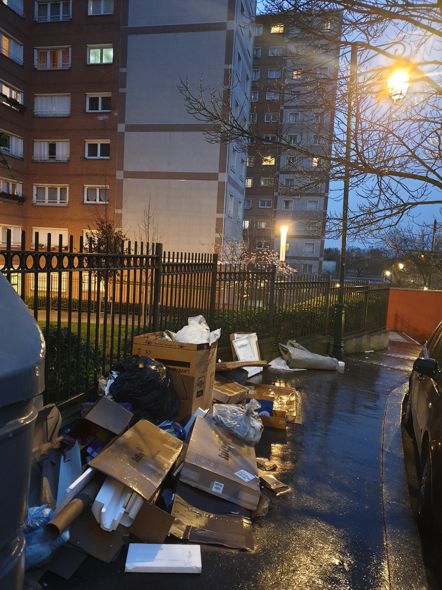 CAbandonnee's tweet photo. Ce matin, un élu de la municipalité de #Colombes nous disait que sa ville n'était pas la plus riche des #hautsdeseine. Probable.
Mais c'est assurément la plus crade... 
#stopcrade #saccageColombes #stopcrotte https://t.co/pWCgSo6qIO