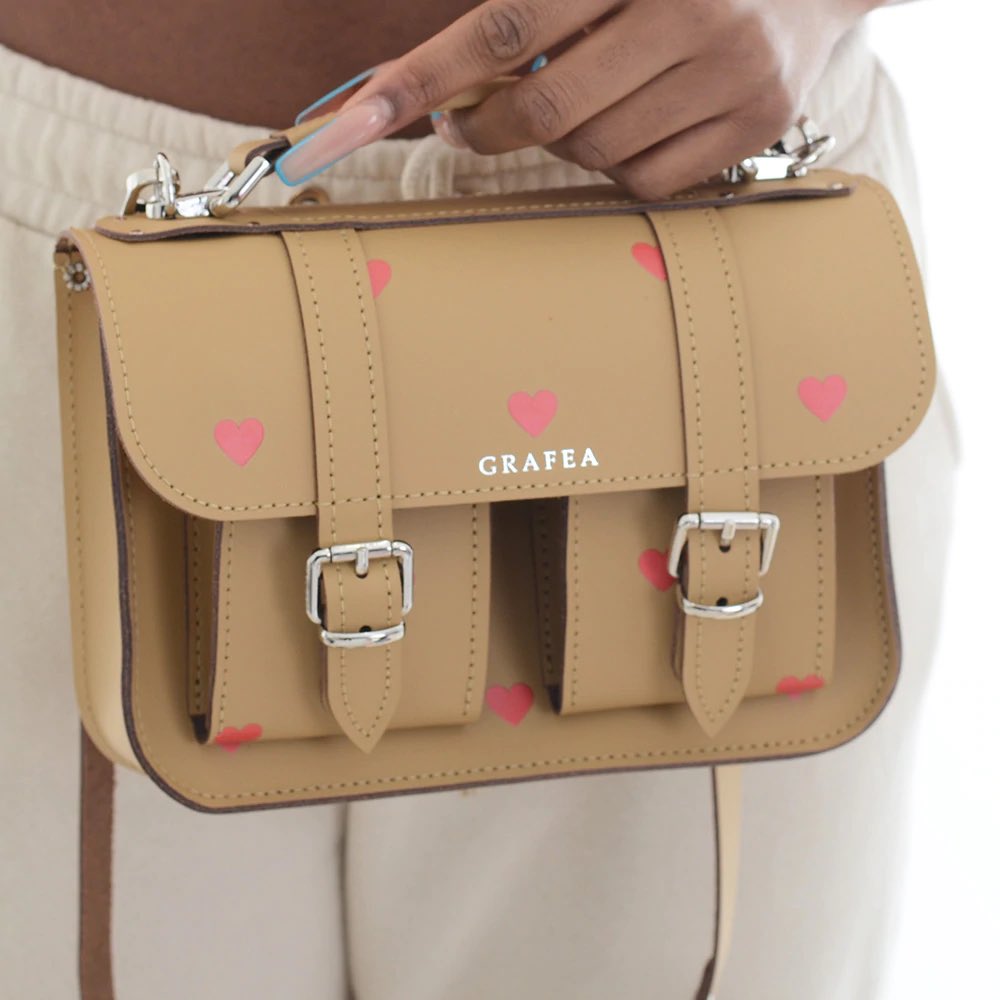 Mme_la_CPE's tweet photo. 🍀CONCOURS🌹Pour finir en beauté le week-end et bien démarrer la semaine, 3 d'entre vous pourront gagner un sac Grafea pour la Saint Valentin! Pour participer : follow mon compte+ @GRAFEA , rt /citer ce post. Vous avez jusqu'à mercredi 18h pour participer, bonne chance 🌹 https://t.co/m8DLX41eut