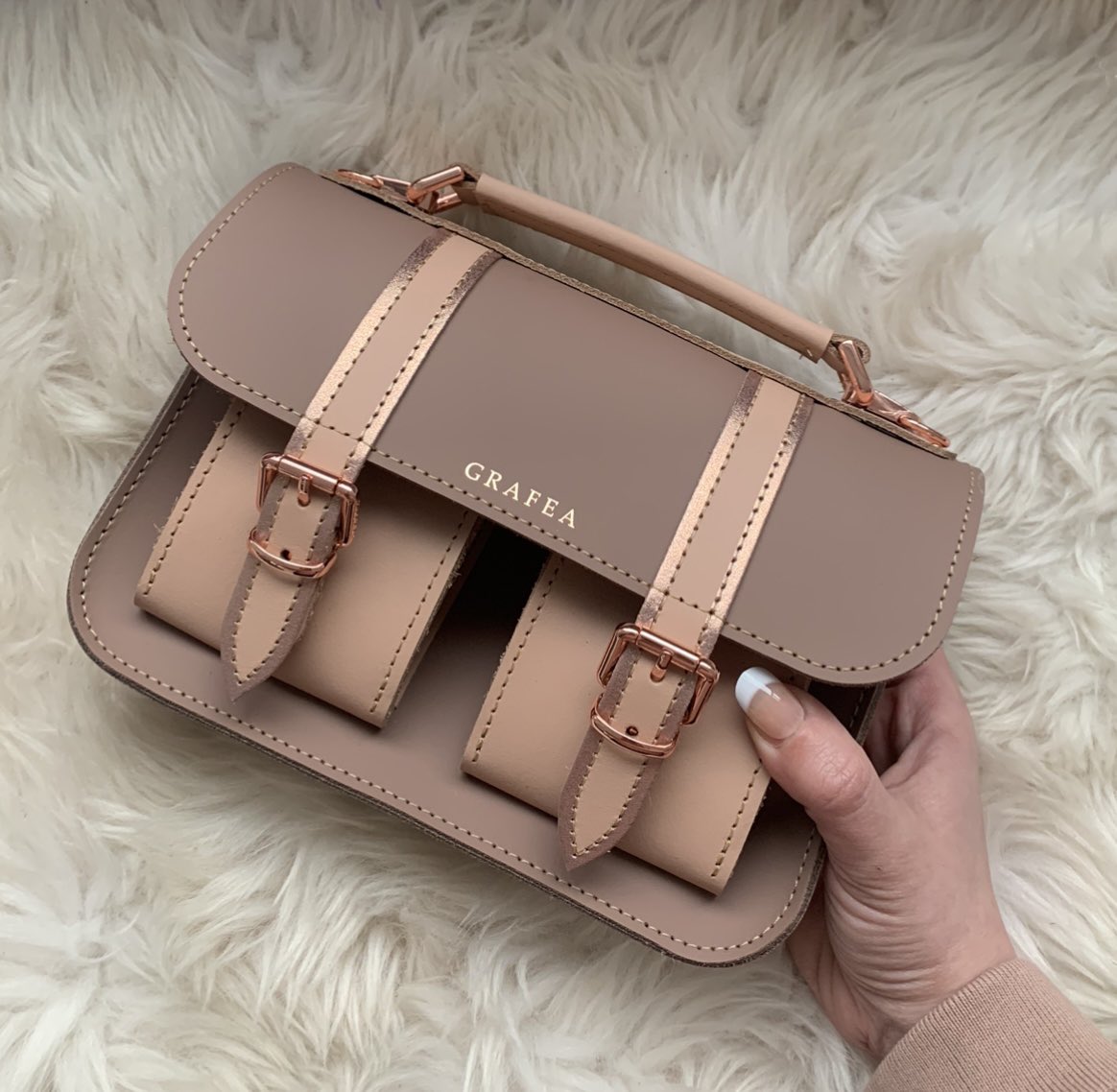 Mme_la_CPE's tweet photo. 🍀CONCOURS🌹Pour finir en beauté le week-end et bien démarrer la semaine, 3 d'entre vous pourront gagner un sac Grafea pour la Saint Valentin! Pour participer : follow mon compte+ @GRAFEA , rt /citer ce post. Vous avez jusqu'à mercredi 18h pour participer, bonne chance 🌹 https://t.co/m8DLX41eut