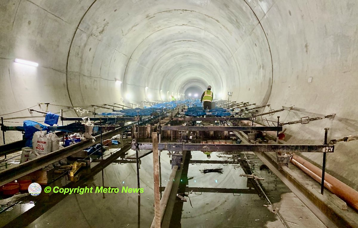 MetroNewsLMC's tweet photo. Trabajos de montaje de rieles y vía en placa en Etapa 1 -B NATM de Linea 2 del Metro de Lima y Callao #MetroNews #Alvac 🇵🇪 🚧 🚇 @ALAMYS2022 https://t.co/g6wAZXSi1T