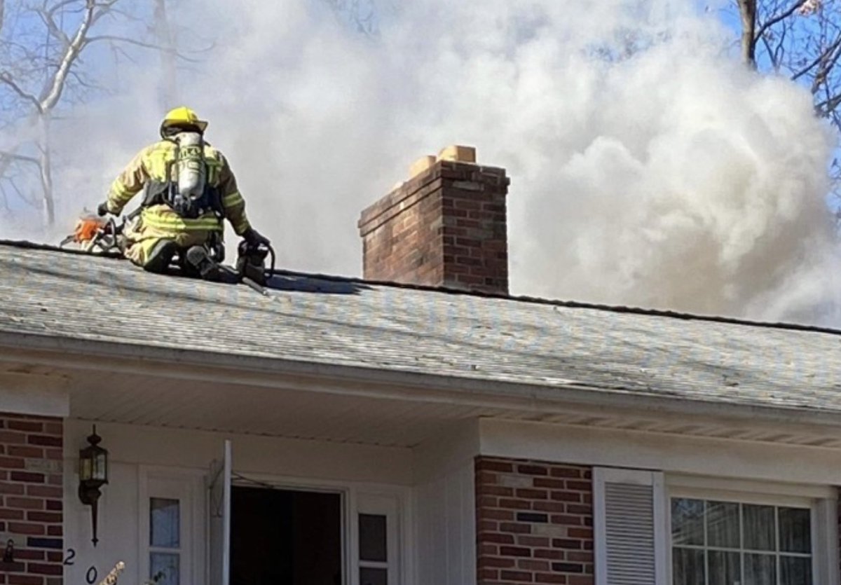 ArundelNews's tweet photo. #mdtraffic | Fire Activity | Dwelling Fire | #Linthicum | 6200 Block of MEDORA RD | Possible person trapped inside the house | Working Fire sounded | Heavy Smoke on arrival | All searches negative https://t.co/v3ExO1gIvs
