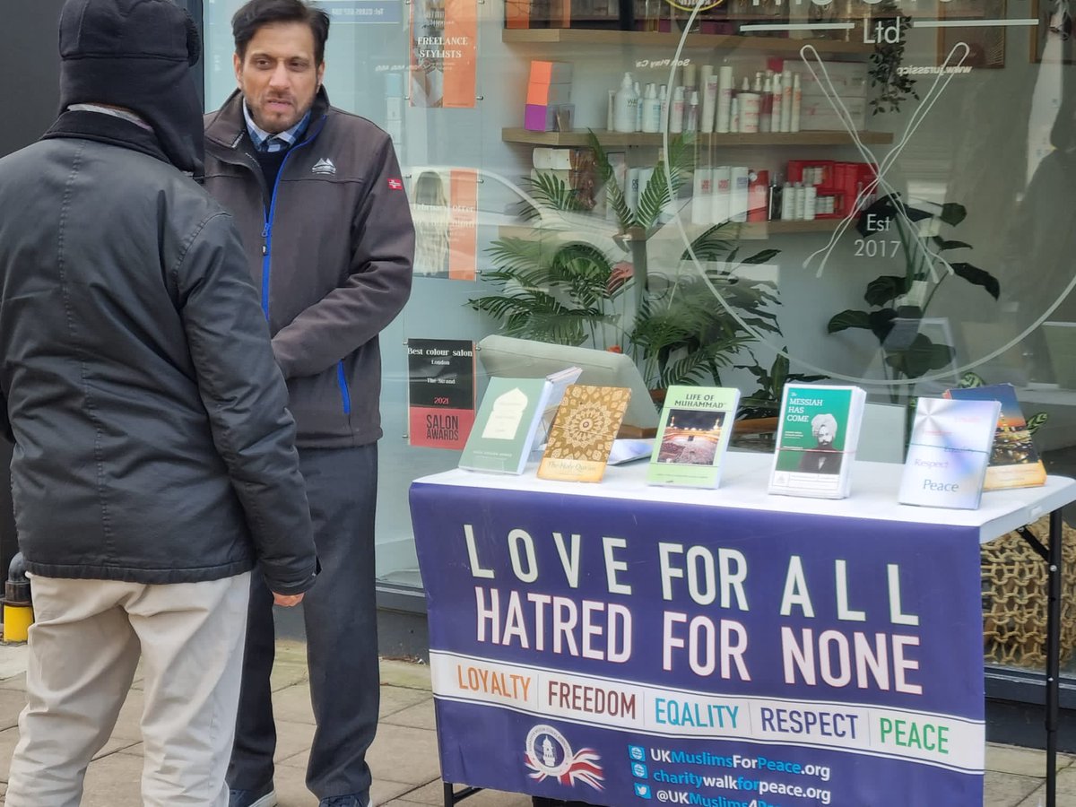 ButtShakilAhmad's tweet photo. #Mashallah

Department of Faith outreach AMEA Southall North of @AmeaNasir spreading the peacefull message of #Islam to local people's of Ruislip.

#Love4AllHatred4None
#Muslim 
#MessiahHasCome https://t.co/Dj2a7M6cc6