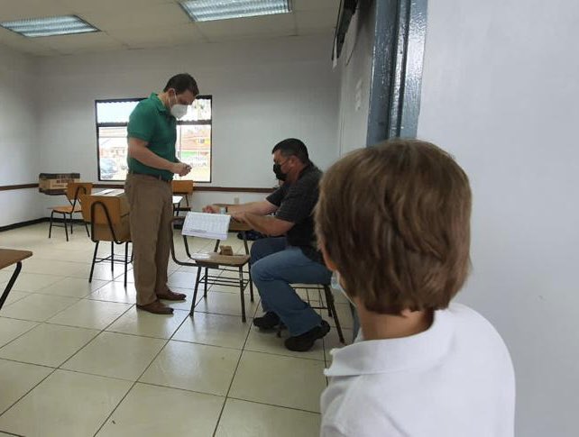 CRBenavidesJ's tweet photo. Los valores democráticos se inculcan desde temprana edad y la fiesta electoral se vive mejor en familia. ¡Hoy acompañado por mi hijo Andrés en esta hermosa jornada! https://t.co/Z0CekRgCVf