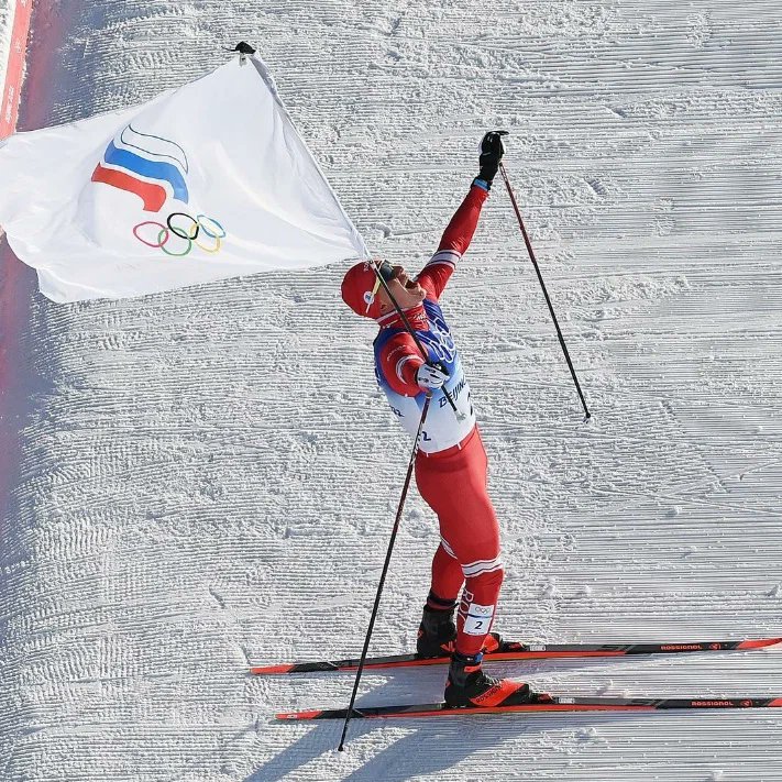 Александр Большунов выиграл первое российское золото Олимпийских игр в Пекине, став лучшим в скиатлоне.