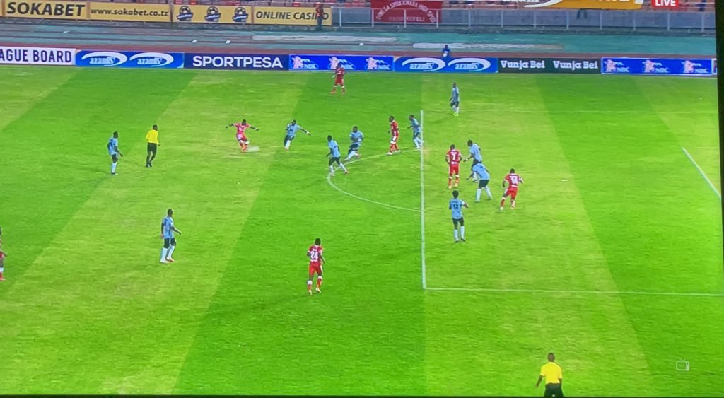 privaldinho's tweet photo. FEDHEHA NYINGINE: Mchezaji ambaye yupo kwenye eneo la offside hapaswi kunufaika na deflection au kucheza mpira uliookolewa na kipa. Sio goli halali kisheria. Another joke kutoka kwa mshika kibendera https://t.co/lQMh1jZSDt