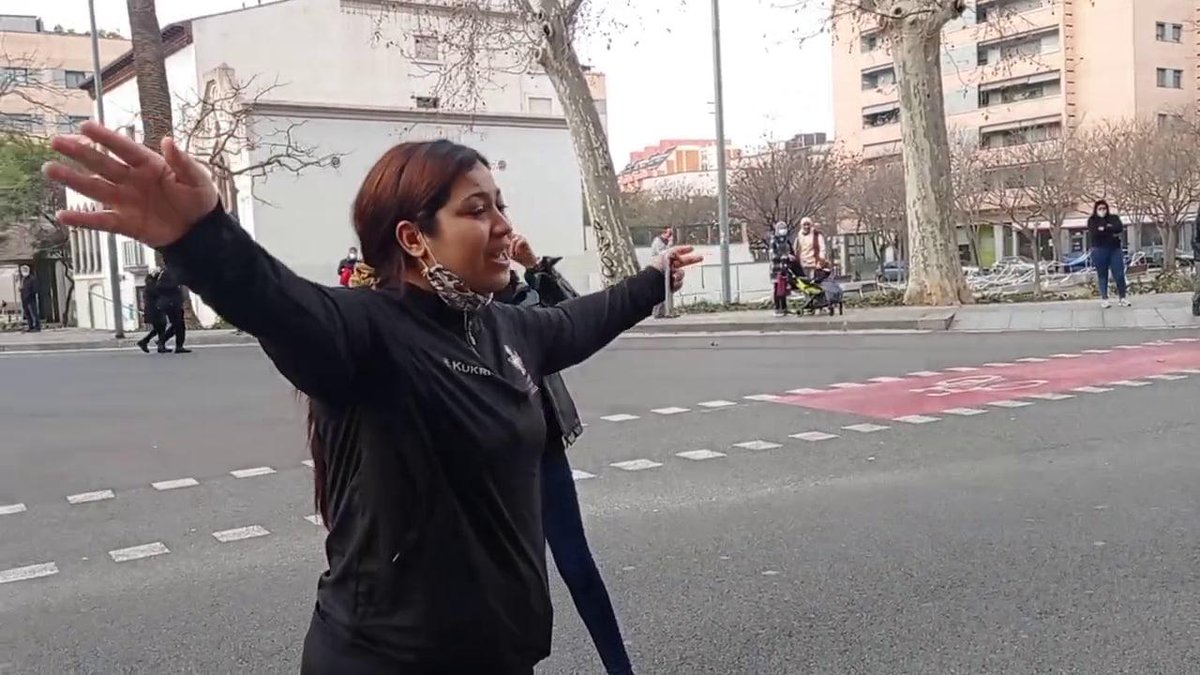 Divendres passat la nostra companya Fàtima va ser desnonada de la casa on vivia des de feia 11 anys, i enviada a una pensió a Gràcia amb els seus 4 fills. 😡