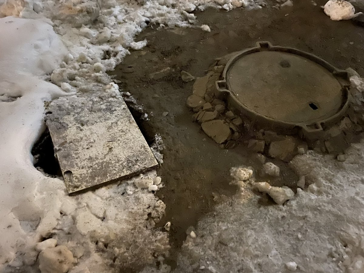 <a href="/SamMobilePriem/">Мобильная приемная Губернатора Самарской области</a> Партизанская 173, возле первого подьезда, да и по Всей Партизанской, горы снега, до середины первого этажа! Это ж весной что будет??? И колодец так и прикрыт картонкой! Никто за 3 года не удосужился закрыть! Наведите порядок!