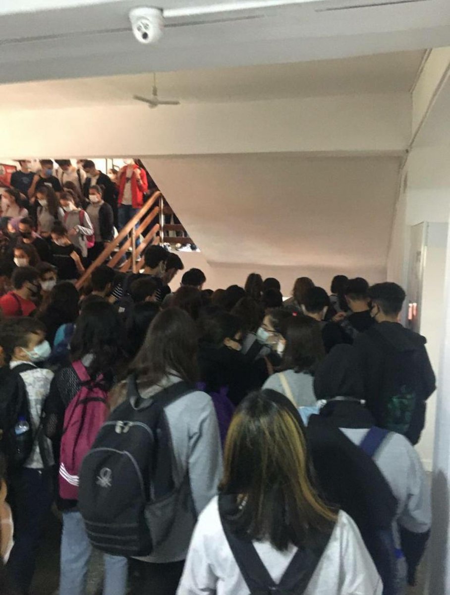 EvrimSV's tweet photo. Bu tag'i bugün düşürmemeye çalışalım yarın okulda telefon kullanabilen arkadaşlar okullarındaki sözde önlemleri çekip bu tag altında yayınlasın. O zaman yapıcı bir tag olmuş olur.
#MahmutOEzeristifa https://t.co/MF97U2didZ
