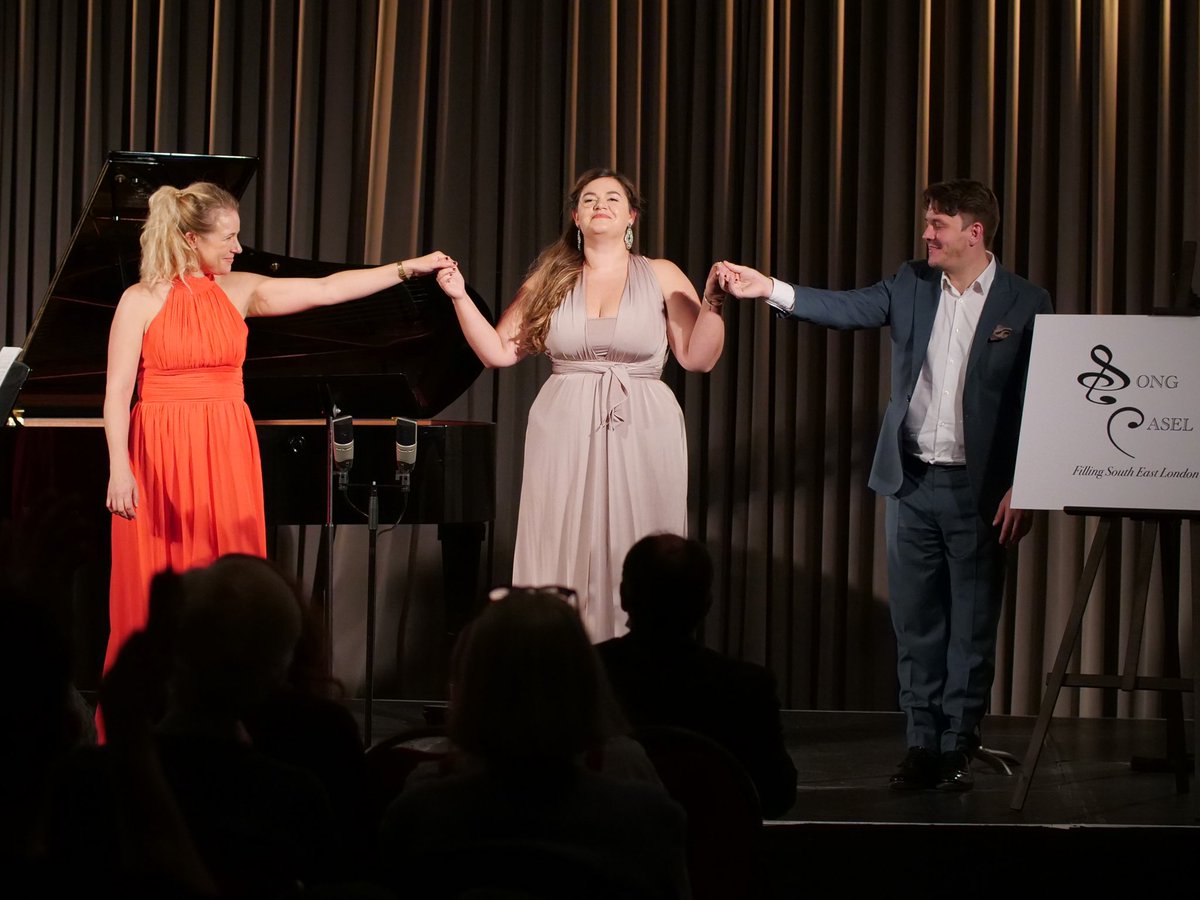 PianoLieder's tweet photo. I’m so excited to share my ‘Voyage’ recital tonight - it’s a recital I devised for @SongEasel & performed with fab colleagues in November!
Catch it at 7pm GMT/8pm ECT/2pm EST or On Demand until 6th March at https://t.co/06CHmlE7J9
#frenchsong #melodie #cafechanson #liederland https://t.co/WyOs7oVZyO