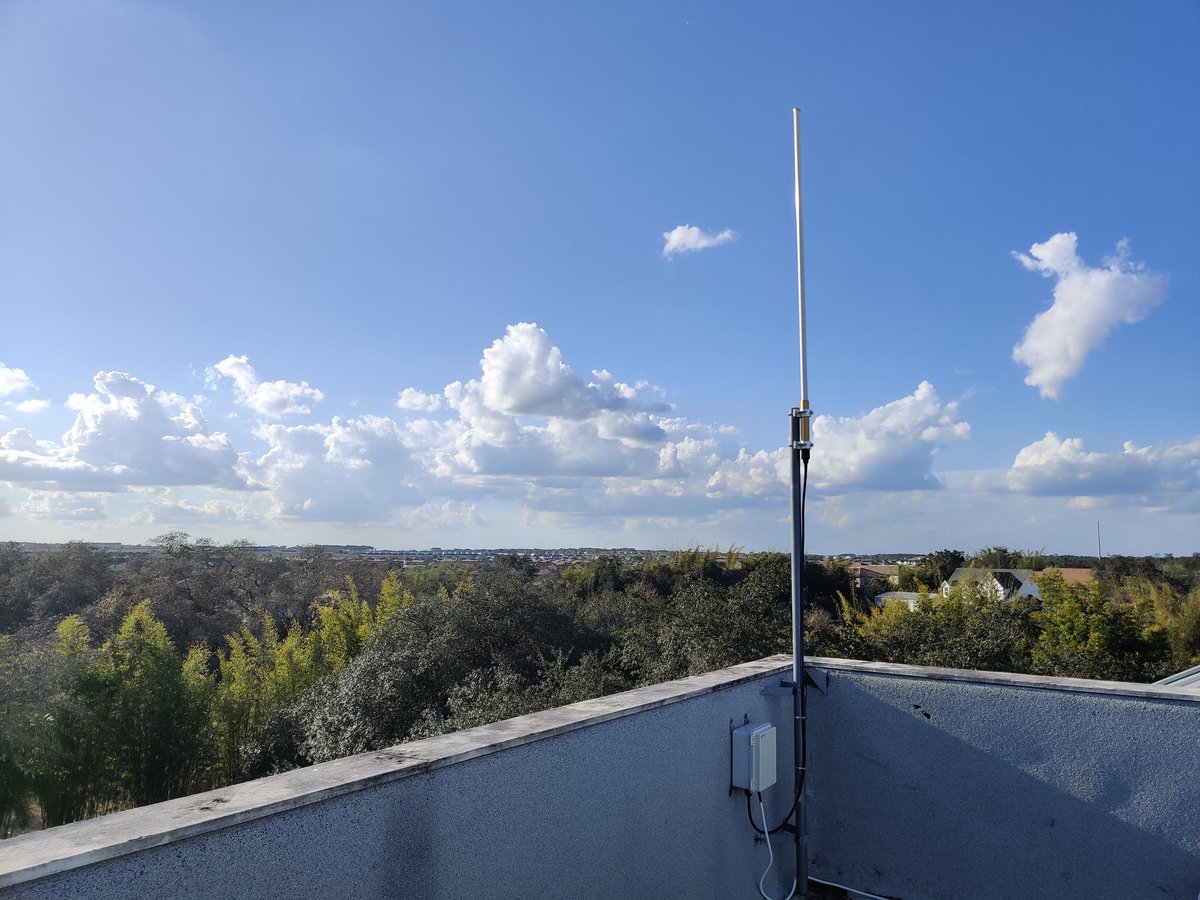 hlehelley65's tweet photo. Pretty pumped with my first outdoor enclosure successfully set up 🤙! $HNT #Helium @NebraLtd @helium https://t.co/OmoEhCnR0a