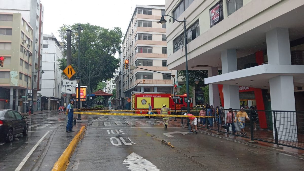 ATM_Transito's tweet image. #ATMinforma | Se registra el cierre de las calles Pedro Carbo y Almirante Cristóbal Colón, por caída de escombros desde un edificio.

#ATM regula la circulación vehicular en el sitio.

Por favor conduzca siempre con atención, respetando las señales de tránsito #PorTuSeguridad