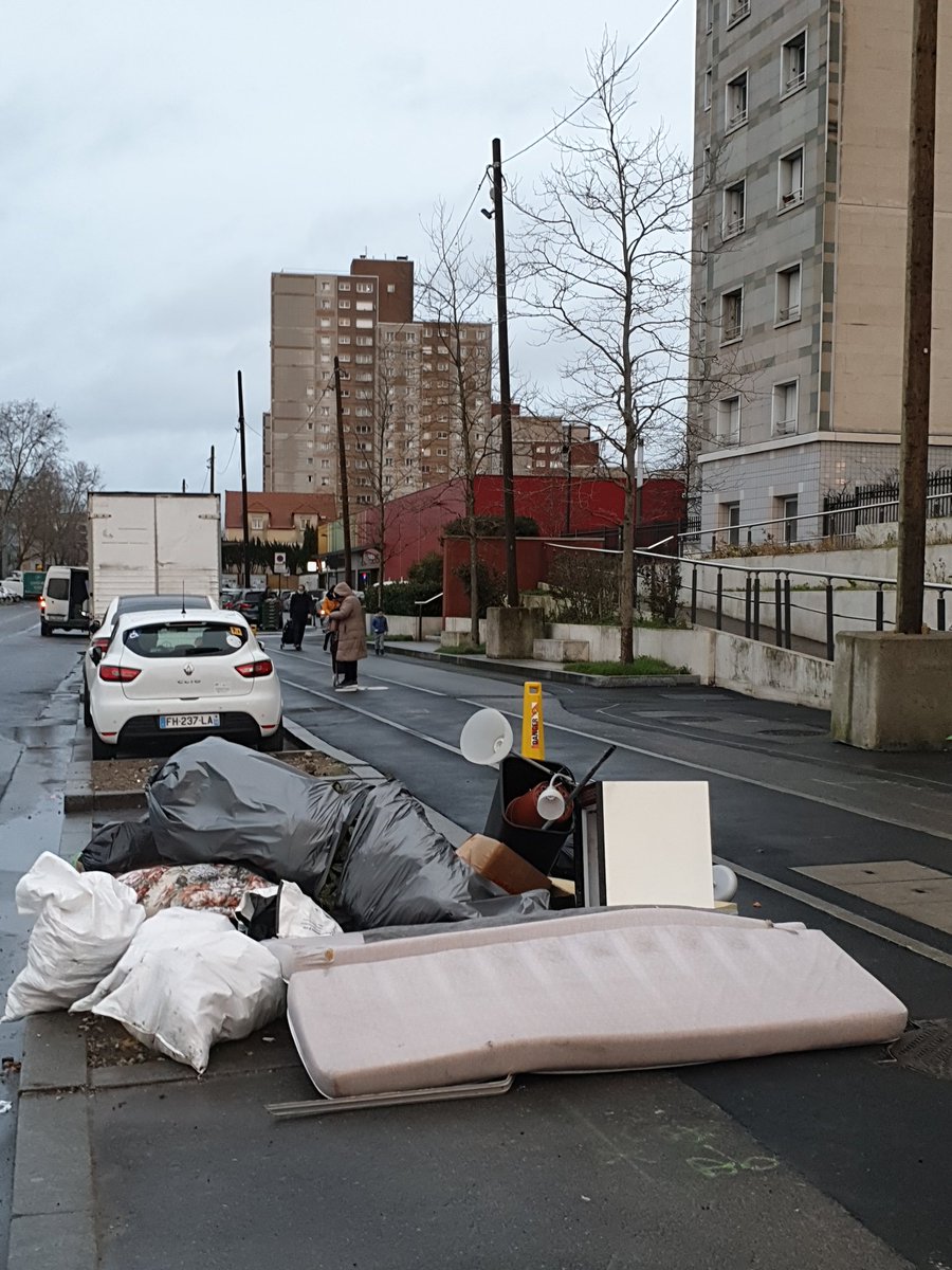 CAbandonnee's tweet photo. La créativité en marche à #Colombes : la.municipalite #eelv lance un défi à ses habitants : après "où est Charlie ?", voici le nouveau jeu familial "où est ma colonne à poubelles ?"
#saccageColombes
#stopcrade
#stopcrotte https://t.co/49Ij0m7smR