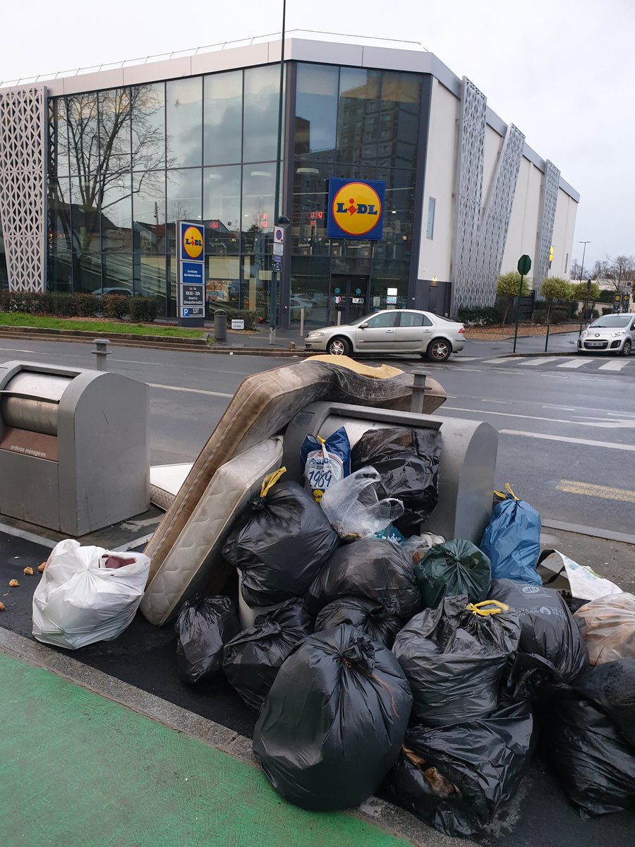 CAbandonnee's tweet photo. La créativité en marche à #Colombes : la.municipalite #eelv lance un défi à ses habitants : après "où est Charlie ?", voici le nouveau jeu familial "où est ma colonne à poubelles ?"
#saccageColombes
#stopcrade
#stopcrotte https://t.co/49Ij0m7smR