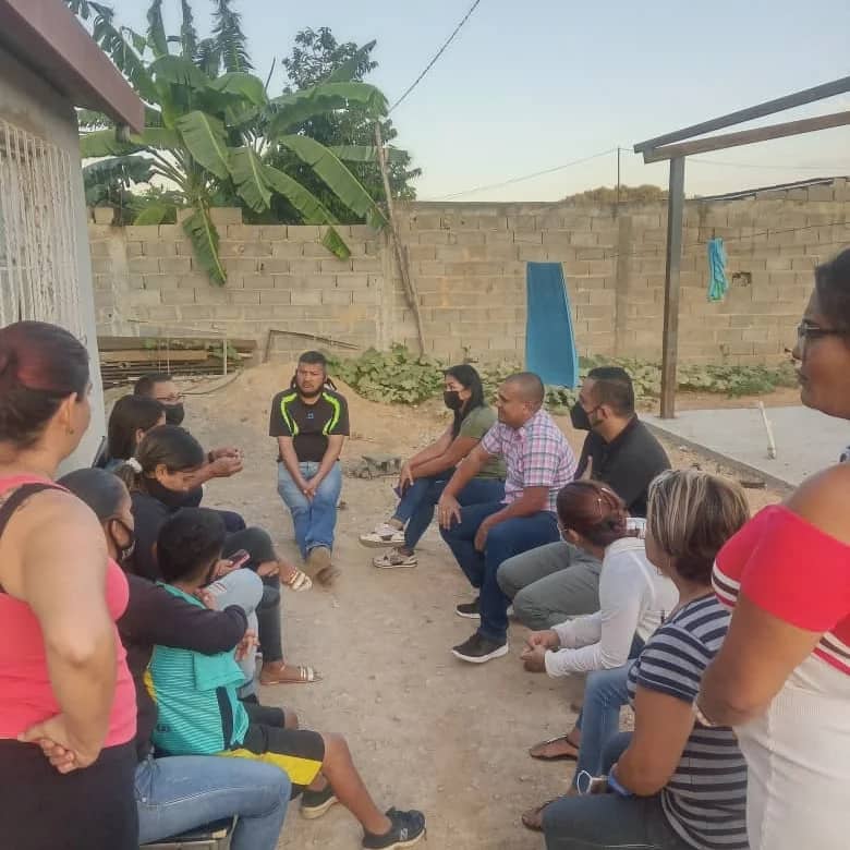 avanzadaprolara's tweet photo. Desde la Parroquia Ana Soto, identificando los problemas y  palpando de cerca las realidades, es nuestra dinámica permanente!! 
Seguiremos fortaleciendo y acompañando en sus dificultades a tantos hombres y mujeres que luchan por una mejor Lara!!

#unirysumar #unirsumaravanzar https://t.co/HOfHeYqOCr
