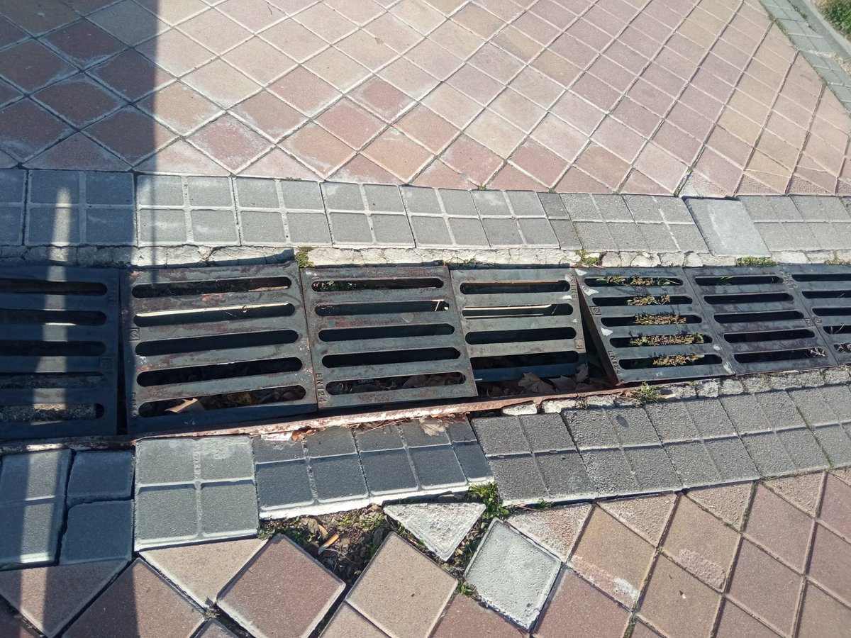 Gemasacris's tweet photo. @c_mantenimiento Seguimos esperando ...y creo que el estado actual en el que se encuentra, empieza a ser peligroso...por favor, urge reparación. https://t.co/hLRdziBKSM
