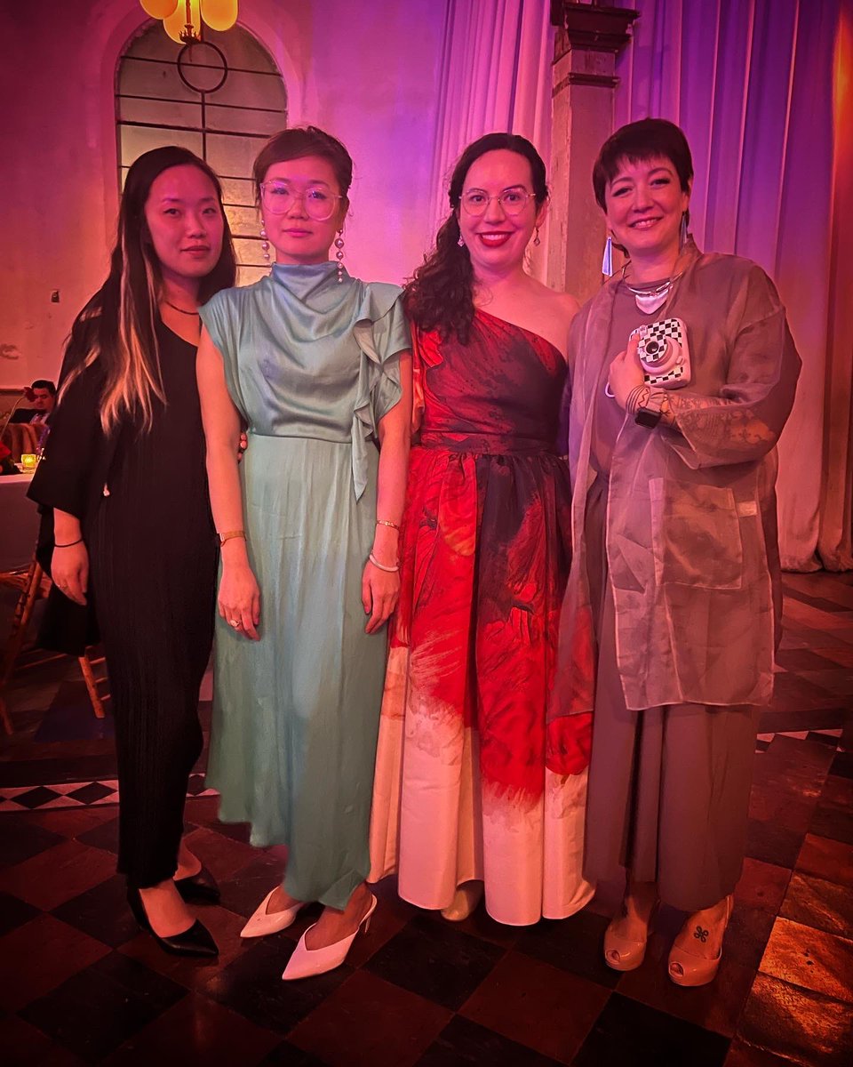 carolinesinders's tweet photo. When the mood board said bisexual lighting and a wild field at the intersection of art and technology @flexlibris @ameliawb @xychelsea @janusrose @zoodzilla @huertanix @suengo @EmilyGorcenski https://t.co/T6bIj3VI0X