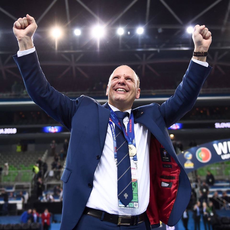Jorge Braz🇵🇹:

🏆🏆 EURO Futsal
🏆 MUNDIAL Futsal
🏅🏅🏅🏅 Melhor Selecionador do Mundo