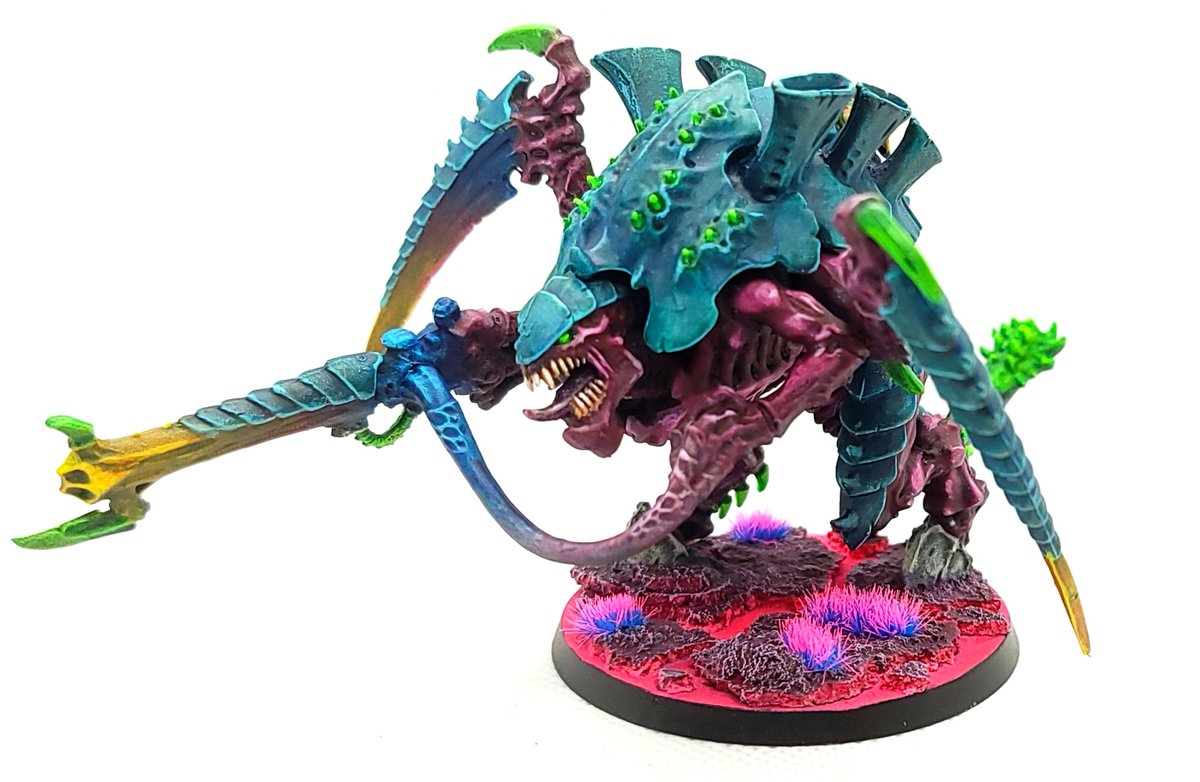 Finally finished the sythnid carnifex! Having a great time with these models and the colors! Hive tyrant is up next! 

#tyranids #WarhammerCommunity #warhammer #wh40k #tyranids40k #painting #minipainting #synthwave #vaporwave