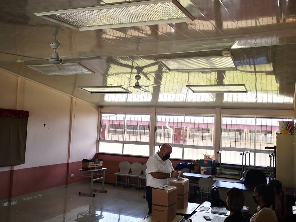 Nuestro compañero y candidato a diputación por Alajuela <a href="/LuisEladioRG/">Luis Eladio R.G.</a>  ejerció su voto. ¡Sigamos siendo parte de la historia ¡Votá por el PAC en las dos papeletas!

#welmerramospresidente #votápac #luiseladiodiputado