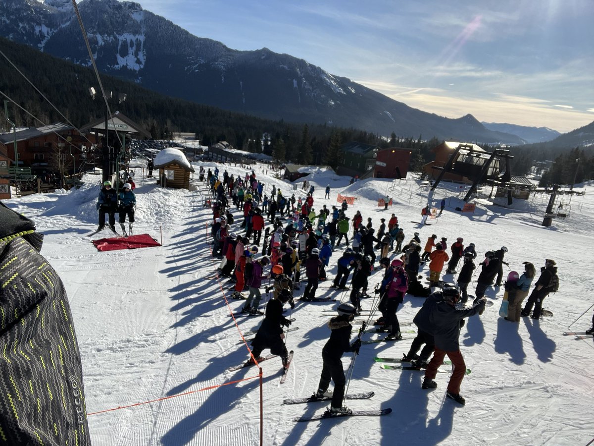 jonotech's tweet photo. Triple 60 is broken/closed today. This is gallery! Might want to stay home. #summitatsnoqualmie #snoqualmie #skiing #sunnyday https://t.co/l1owthEDSV