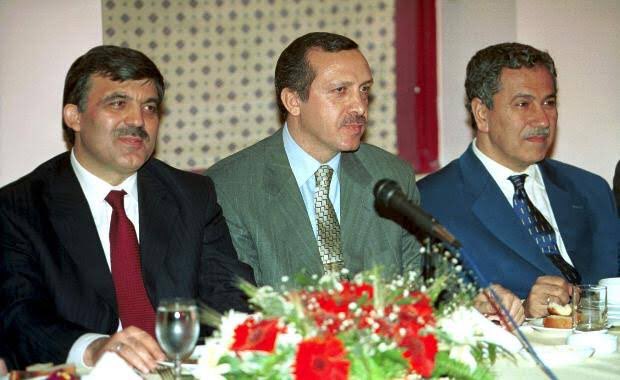 Türkiye’yi 20 yıldır yöneten Adalet ve Kalkınma Partisi; Türkiye’nin en merkeziyetçi liderine isyan ederek kurulmuş bir reform hareketiydi. Hareketin önderlerinin isyanla birleşen kaderleri iktidar ve güç ile sınandı. Tevazuyla başlayan dostlukları ihtirasla parçalandı…