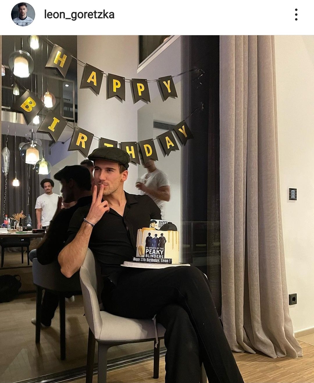 Leon Goretzka z tortem urodzinowym Peaky Blinders Happy Fuckin Birthday  