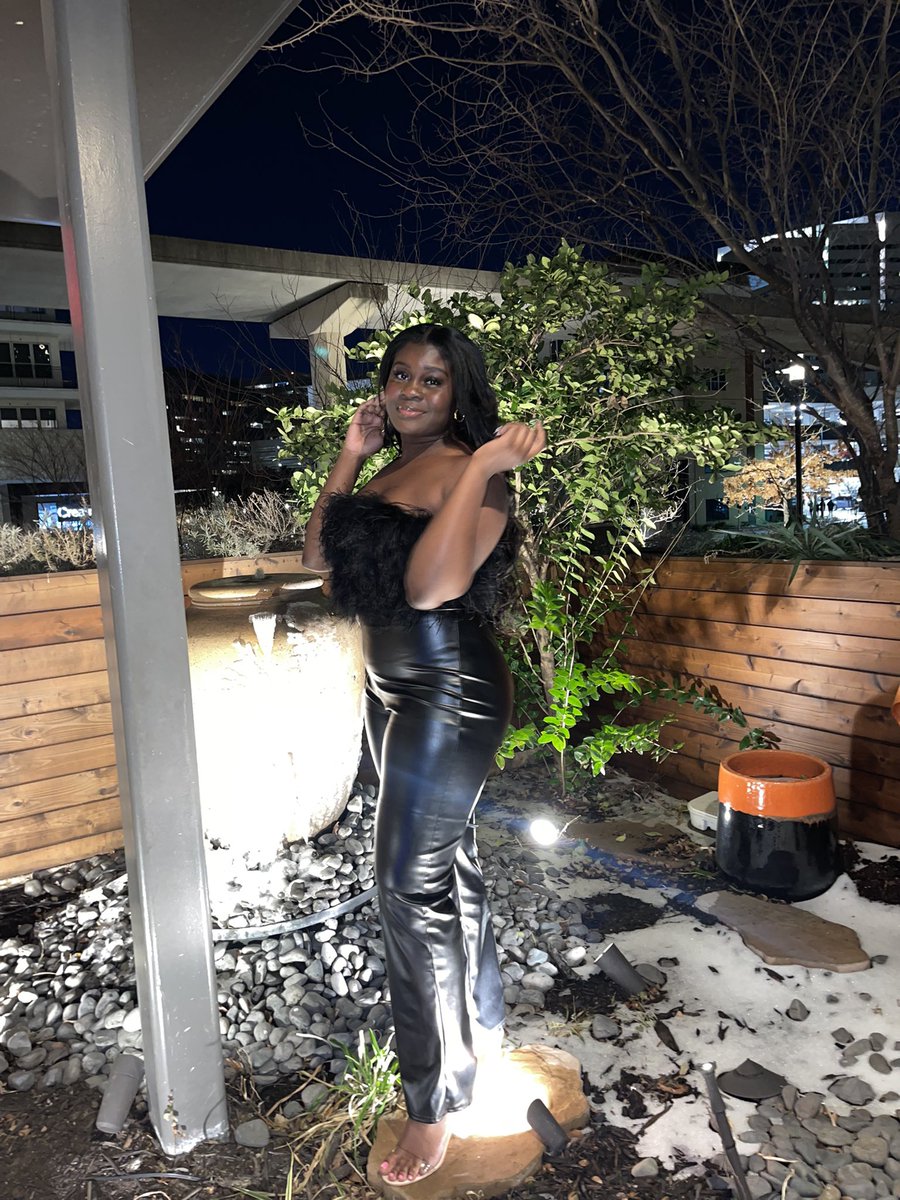 laeticiaevang's tweet photo. turned 21 on 2/1 🥺🖤 https://t.co/8Gu9XSWH1o