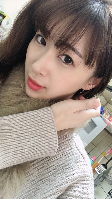 おはよー  安定の赤リップを紛失してしまい今日はベージュ  どっちがいい？ https://t.co/ZjHMe6uwgh