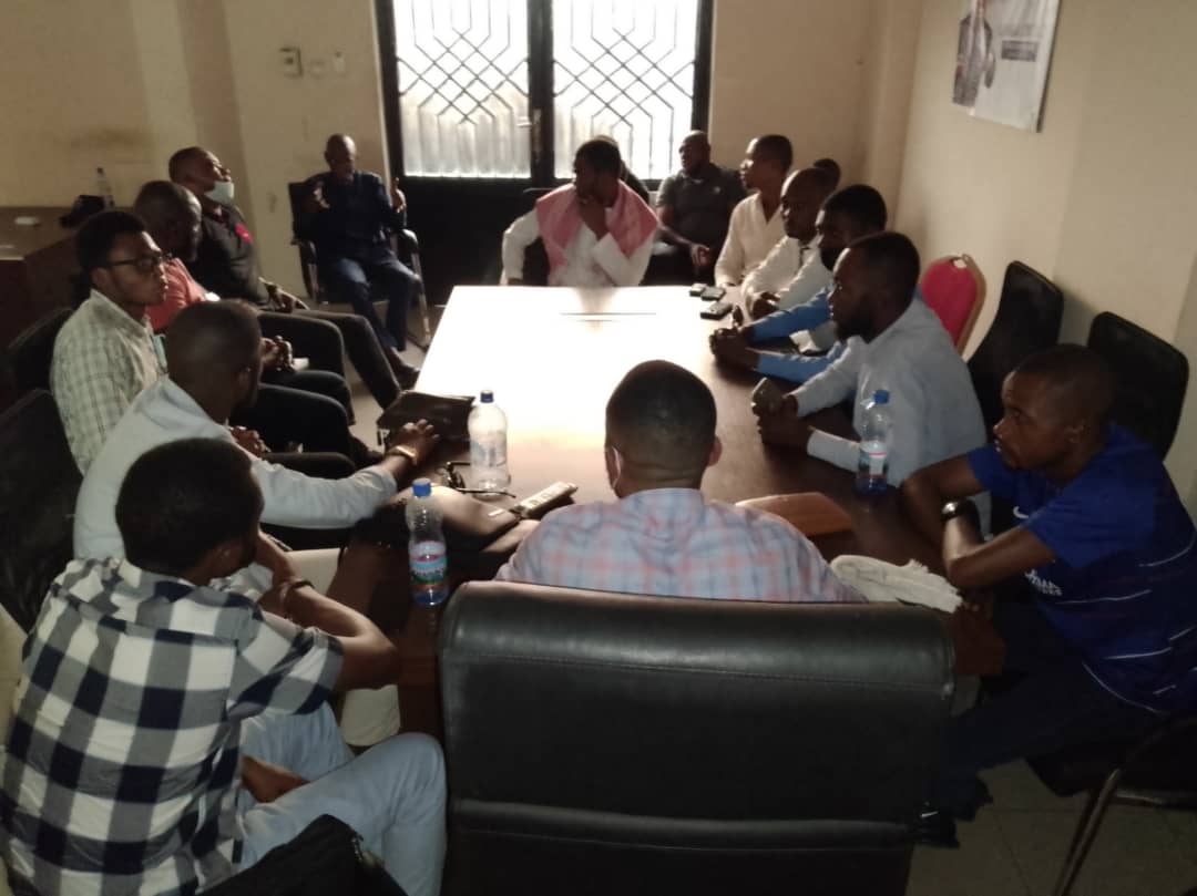 LigueDcu's tweet photo. Le Comité de la Ligue des Jeunes, autour de son Coordonateur @manya_serge a tenu une réunion ce Samedi 05 Décembre avec le Camarade @NkashamaNzemba, le Directeur de Cabinet du Président National @VidiyeTshimanga.
Au Menu:
- Dernier réglage de la Feuille de route de la #LJK_2022. https://t.co/zCXnsvjJPq