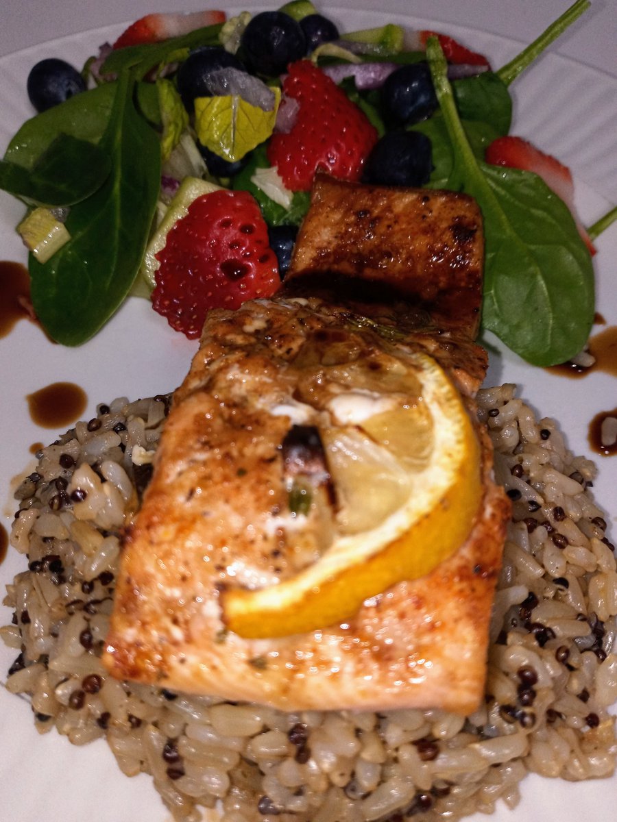 Bettyboo2916's tweet photo. Sunday Supper was #LightAndEasy #BroiledAtlanticSalmon with a drizzle of #BalsamicGlaze. Served with #QuinoaBrownRice and a #BlueberryStrawberrySalad. #EasyDoesIt! https://t.co/dt22Qglxaf