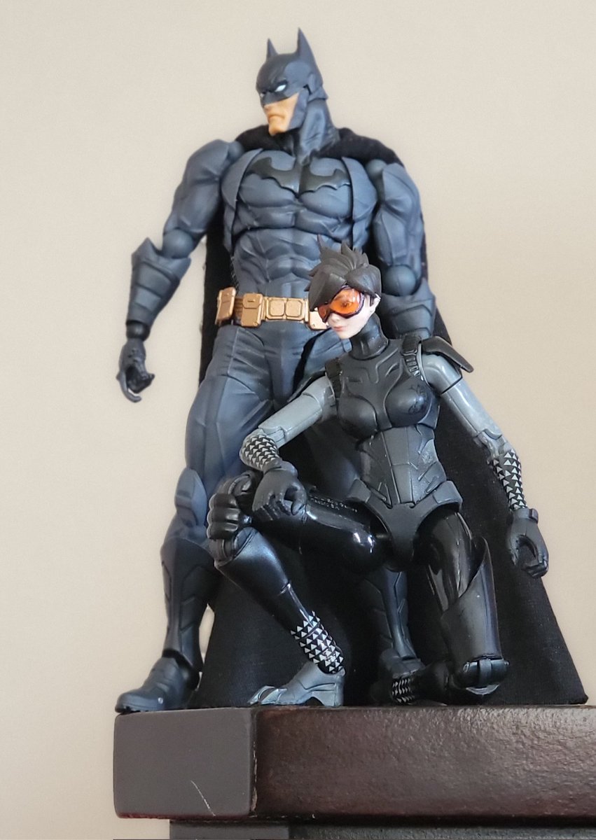OPTICS's tweet image. Batman and Catwoman
Hasbro does make DC figures... kinda.