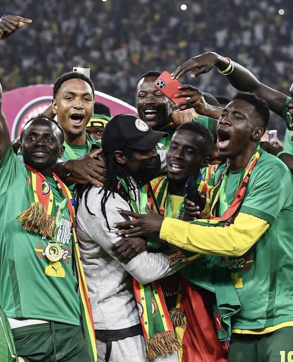 FootballSenegal's tweet photo. Quelle belle photo - GANA GUEYE , SADIO MANÉ , SARR , ABDOU DIALLO montre leur ❤️ pour Coach Aliou Cisse #TeamSenegal #TotalEnergiesAFCON2021 https://t.co/Zakv6BYGVx