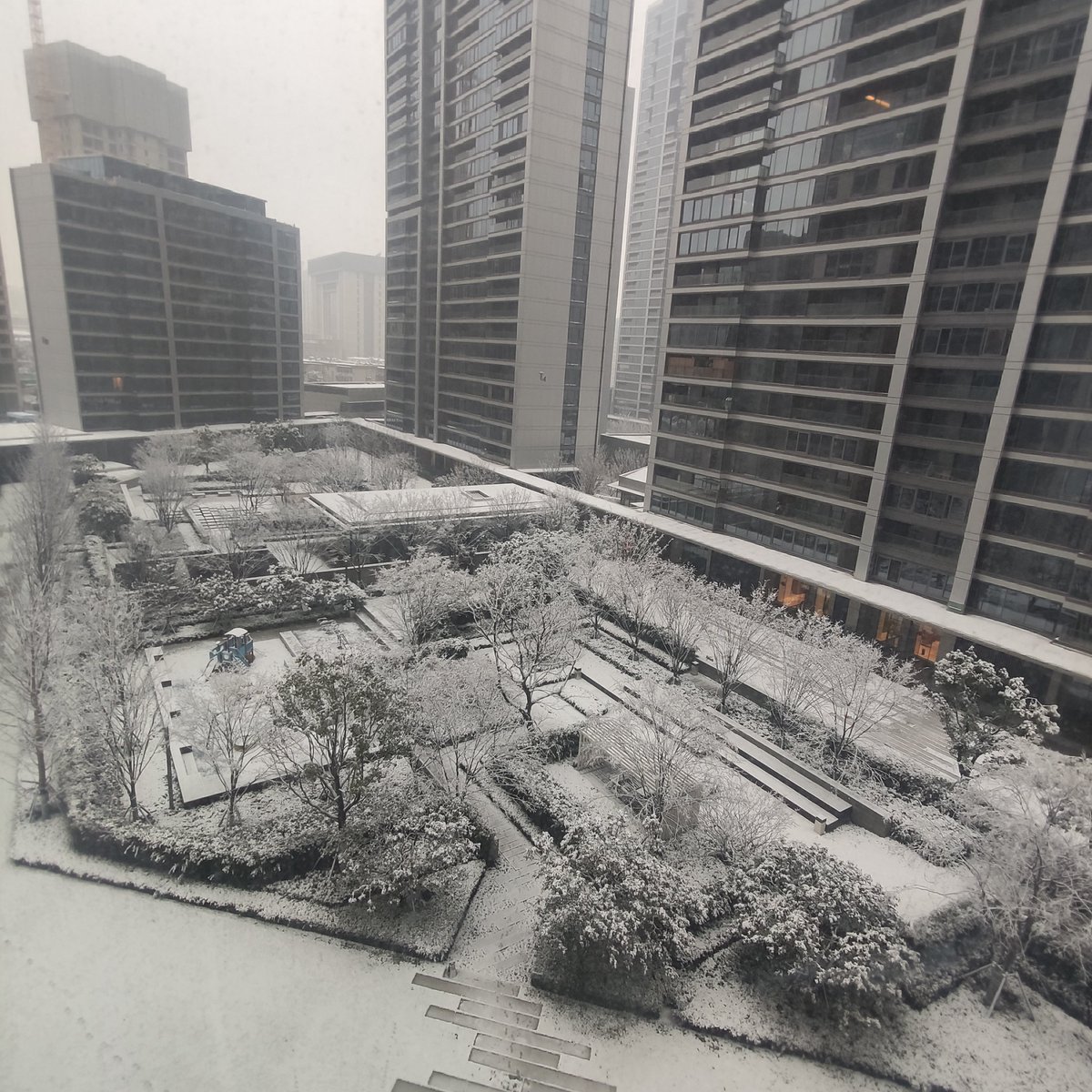 zkowen's tweet photo. 终于下雪了🌨️ https://t.co/bqNeMOlsbf