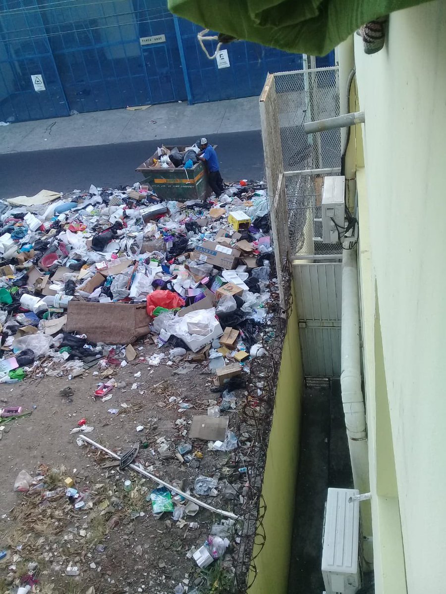 AlvaroAlvaradoC's tweet photo. Buenas tardes Lic. Alvarado, creo q usted es la persona q puede hacer algo por los residentes en el Edificio, MONSERRA. Nuestra Salud se deteriora por la irresponsabilidad de más de 4 personas, esto queda en calle 13 Río Abajo y le agradecería lo que pueda hacer por nosotros. https://t.co/mJbq9dcxhj