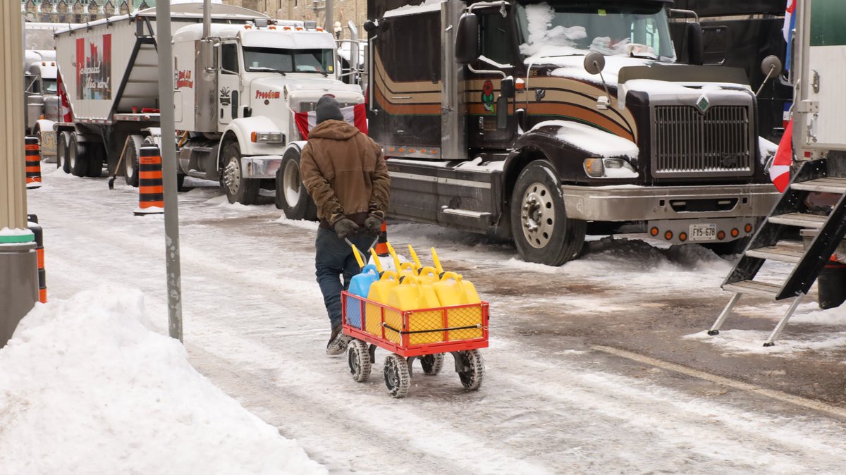 Les policiers d'Ottawa annoncent que les personnes qui apportent du ravitaillement aux camionneurs pourraient être arrêtées. Photo: @CameraMikeCBC