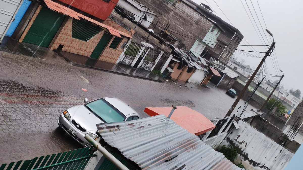 monse1401's tweet photo. Estimados @mruminahui por favor en el Barrio El Colibrí calle Los Pelicanos, debido a la fuerte lluvia está emposada el agua por favor su ayuda.@SILVAhenry93 @andy_panchi1519 @WilfridoCarrer3 https://t.co/zG2mkm8Cjt