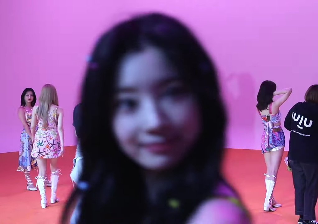 thinkerdahyun's tweet photo. "where is dahyun?"         "I'M HERE!" https://t.co/QBu8Lve9UV