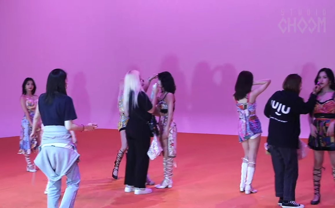 thinkerdahyun's tweet photo. "where is dahyun?"         "I'M HERE!" https://t.co/QBu8Lve9UV