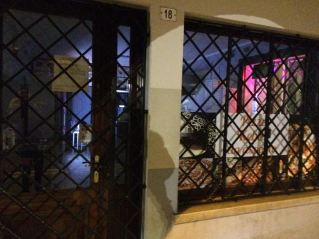 viaggrego's tweet photo. Oderzo, #Multato perché senza #GreenPass, #Commerciante si dà #fuoco in Piazza https://t.co/o48OxbbcGI https://t.co/Zplemg0RJf