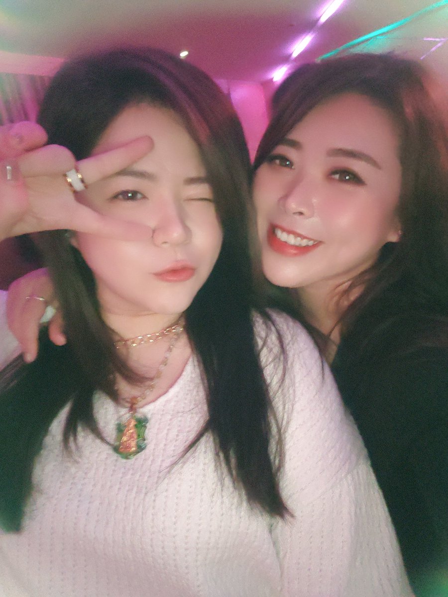 下班還是要跟姊妹聚聚吧
#偶爾相聚的兩位女紙 https://t.co/eJnTRjsveA