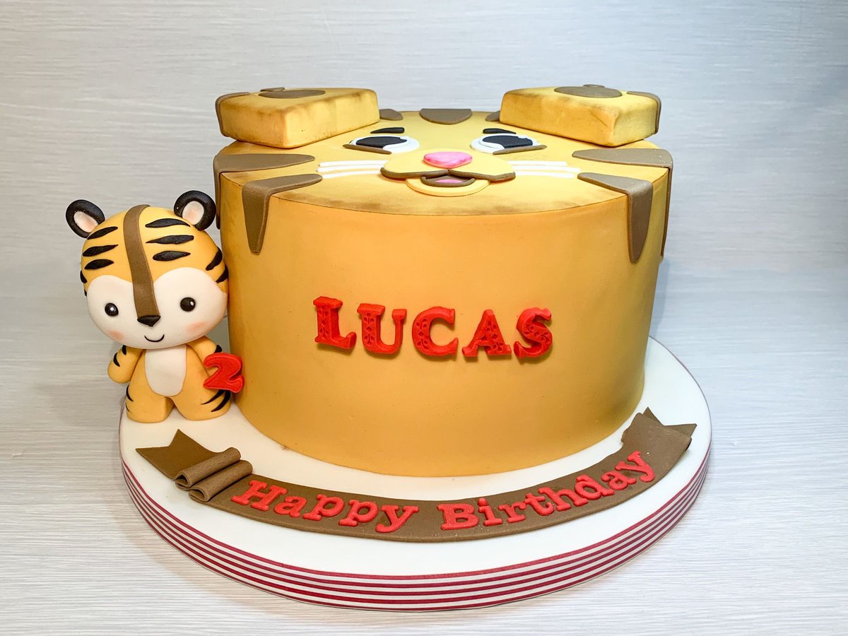 SweetNoniCakes's tweet photo. Here is a little tiger cake I made for a client this weekend.
I love making these little characters.
#Chocolate brigadeiro flavour inside.
Happy birthday Lucas.
#cake #birthdaycake #childrenscake #tigercake https://t.co/GbMjnnmGrc