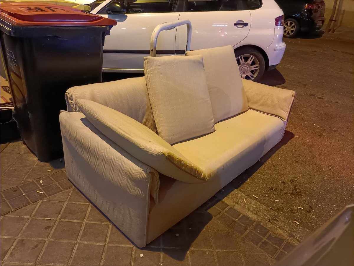 Almudena__10's tweet photo. @Lineamadrid han colocado este sofá delante del paso de carruajes de mi casa. Pueden quitarlo? Calle Ángel González Tejedor, 3 https://t.co/NE2PIw9TQV