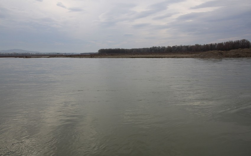 cavidaga's tweet photo. River Kur's water level is decreasing rapidly. Despite the fact that the river usually has more water in winter, the water level in the river has been falling rapidly in recent days. In just 4-5 days, the water level in the river dropped by about 80 centimetres. https://t.co/nOV1Hq43qx