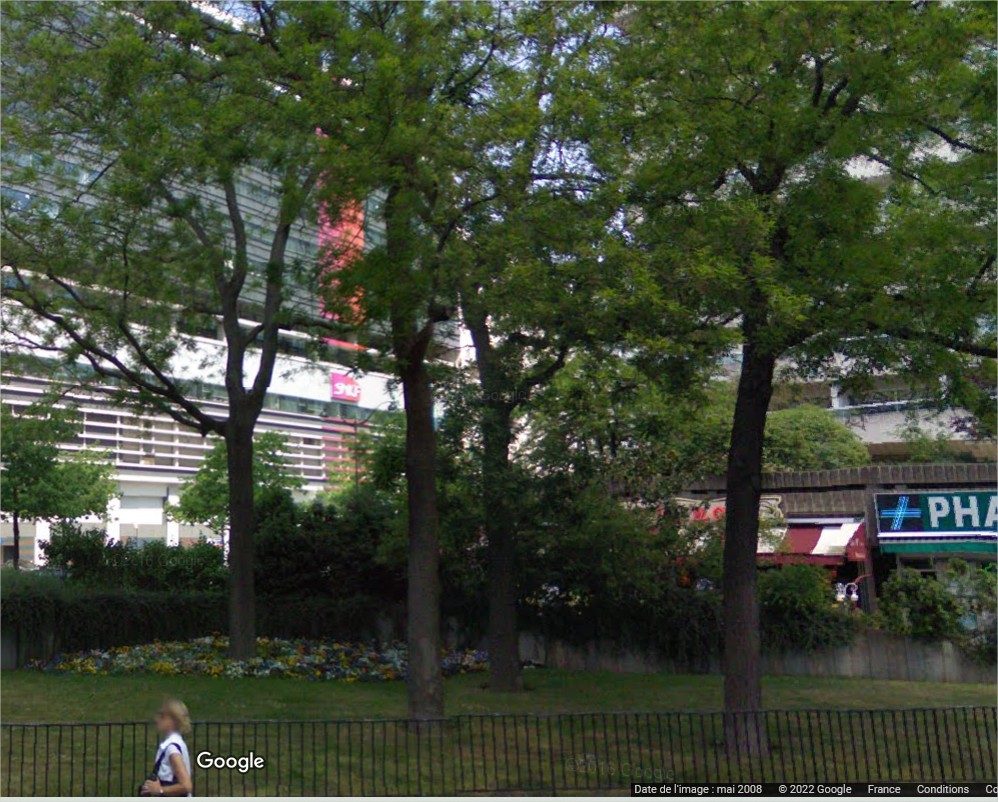 JCQDSE's tweet photo. Sur la place de Catalogne, la mairie de #fakeparis prétend créer une forêt, au prix d'un paquet de millions.
Mais elle n'est même pas capable d'entretenir l'existant. Là il y avait quatre arbres, l'un a été abattu. Et jamais remplacé.
1/2 https://t.co/HMxbRDedQy