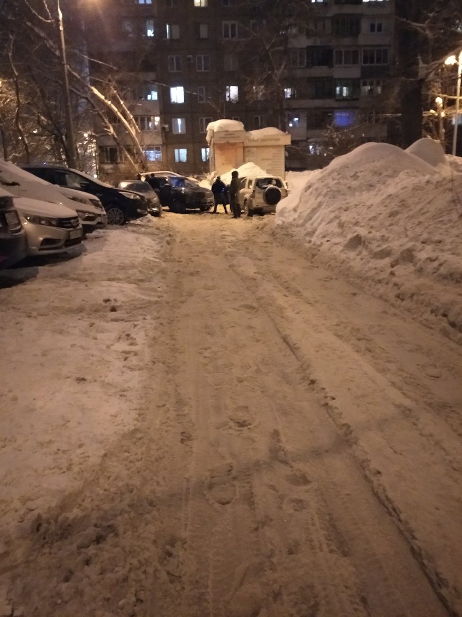 star___Vik's tweet photo. @promadm @DJM4mihNxYIwhMX @DepGorHozSamara @gzhi_samara @D_Azaroff @E_Lapushkina Внутриквартальный проезд в 8 мкр от ул. Стара Загора до д/ сада в воскресенье так и не почистили, по тротуарам идти с детьми к д/саду трудно, везде снег, вечером там была авария.... Помогите с очисткой! Пришлите, пожалуйста, технику! 🆘 https://t.co/ylT3pgHA0Q