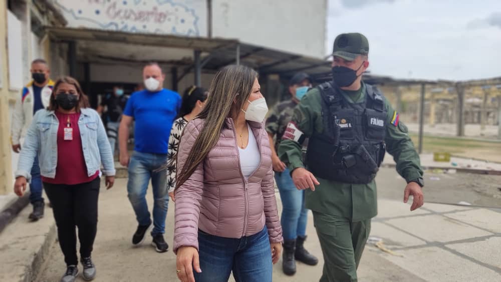 mirelct's tweet photo. #6Feb Cierre del Centro Penitenciario Yare I, se logró el desalojo del 100% del establecimiento en completa tranquilidad, de manera pacífica, máxima disciplina social con garantía plena de los #DDHH de los privados de  libertad, la familia y la comunidad . #LuchaContraLaCovid19 https://t.co/CH208O6tae