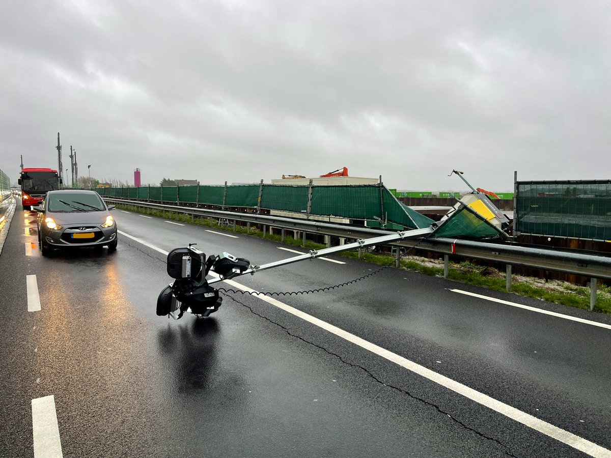 WIS_Sander's tweet photo. Rond het middaguur was de #N206 tussen #Katwijk en #Leiden deels #gestremd door een omgewaaide mobilight. @verkeerzh https://t.co/yRXaF4R791